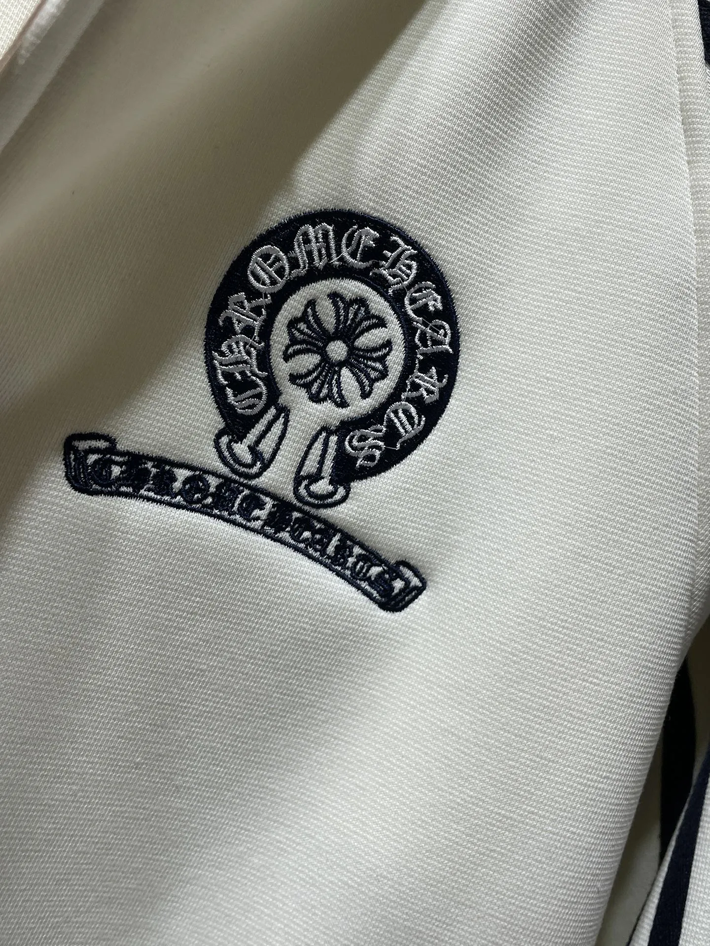 P436 Chrome Hearts 🍁Winter clothing is here🍁New Year's clothing Sanskrit cross woolen leather sleeves spliced ​​baseball embroidered cotton clothing Heavy embroidery➕Double sleeve splicing special technology Counter synchronization, heavy industry! ! Customized version of thickened woolen fabric, silk lining, customized version of hardware, not the ordinary version on the market! ! 🌈Recommended colors: black and white stitching 🌈Code numbers: S, M, L, XL